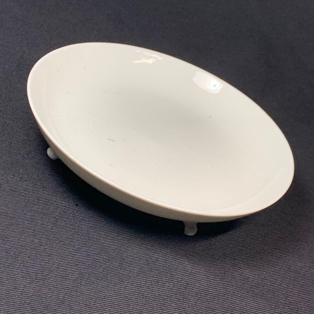 K633☆古伊万里名品 柿右衛門 白磁 陽刻鹿文 三つ足 4.5㎜ 中皿 前期