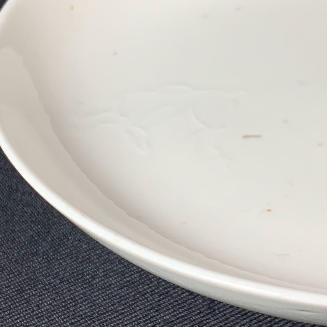 K633☆古伊万里名品 柿右衛門 白磁 陽刻鹿文 三つ足 4.5㎜ 中皿 前期