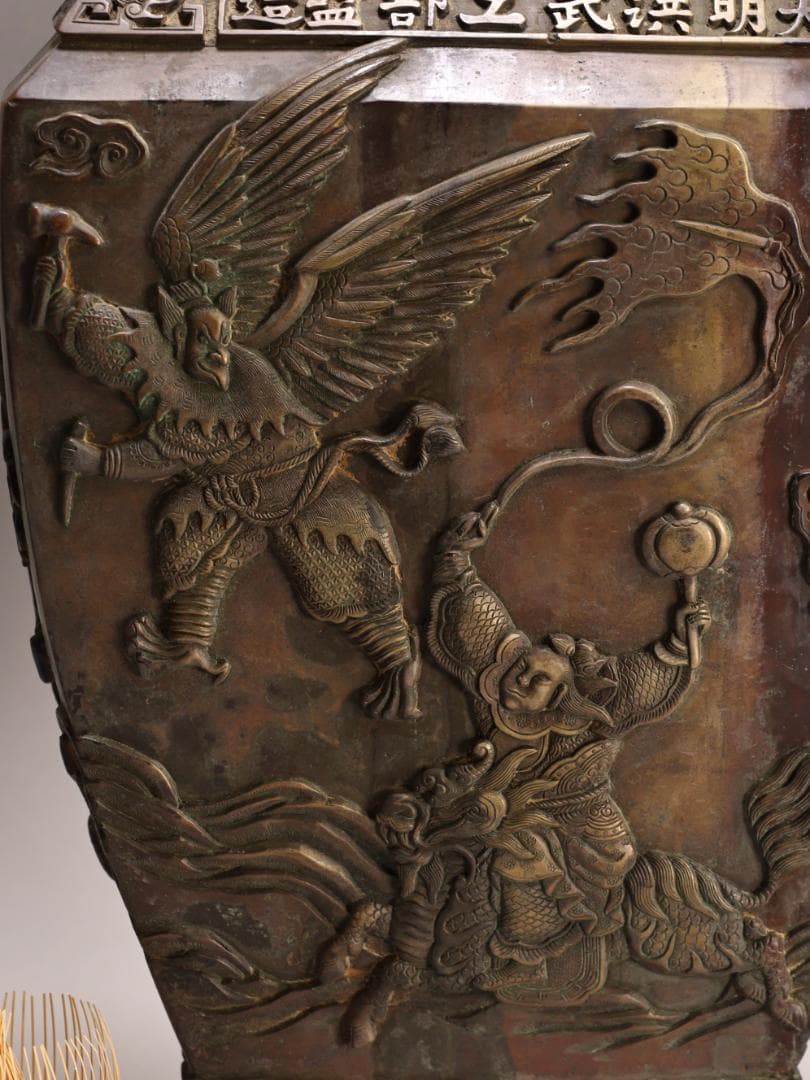 BK443　中国古玩　大明洪武 工部監造　象耳銅製花瓶 壺 箱付　高さ47.9㎝