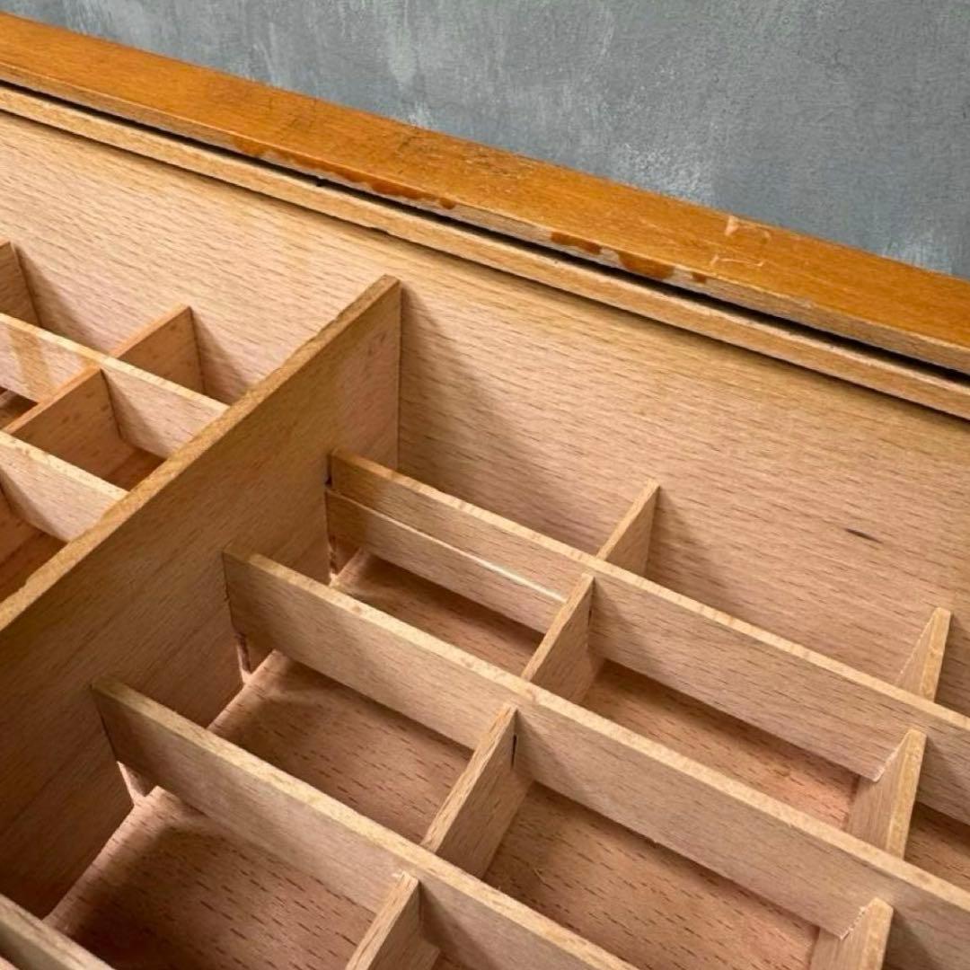 アンティーク イニシャルテープの木製棚、小分け引き出し、ディスプレイボックス