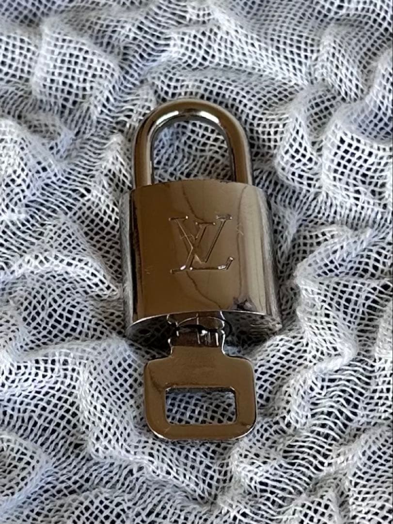 ルイ・ヴィトン南京錠 銀