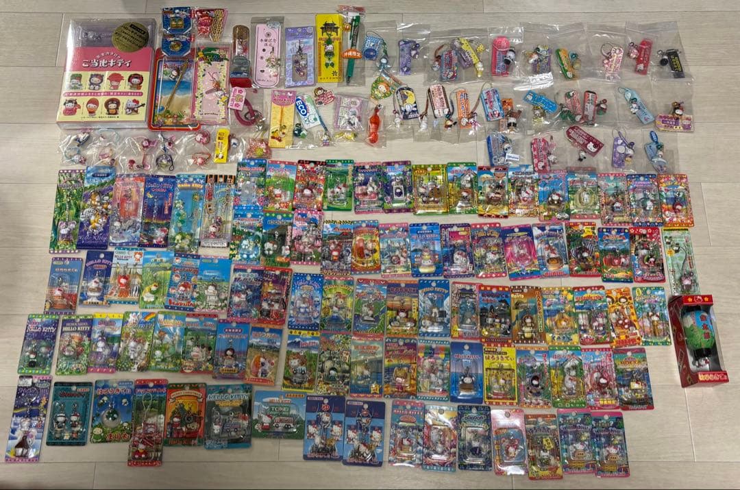 【まとめ売り】ハローキティご当地キティストラップ147個セット+本+おまけ複数