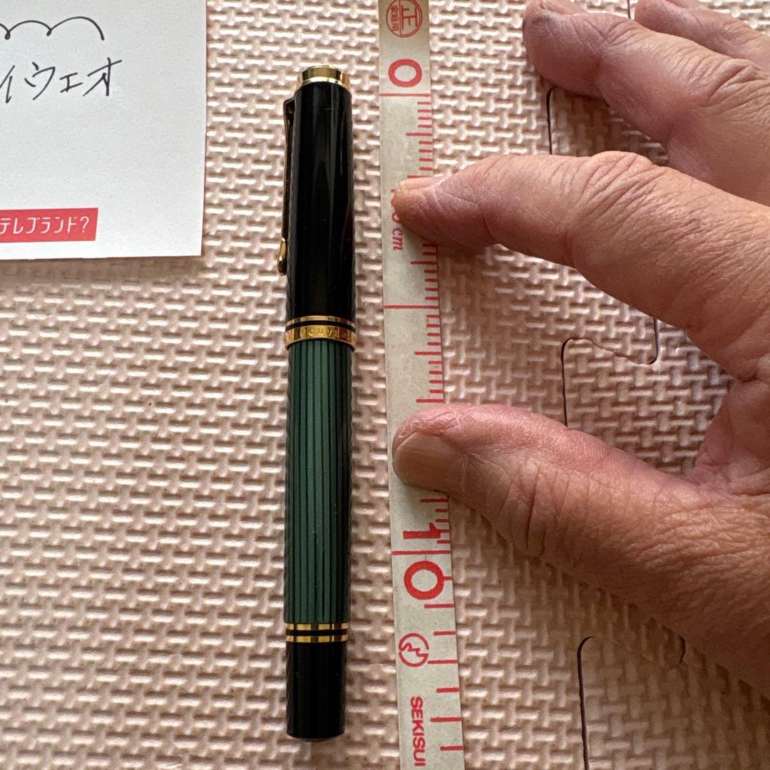 ペリカン緑と黒の万年筆 金色のリング付き