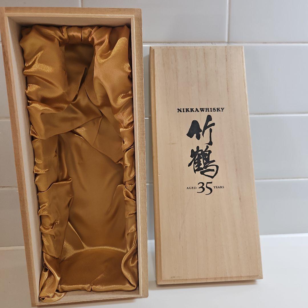 竹鶴35年の空瓶です。