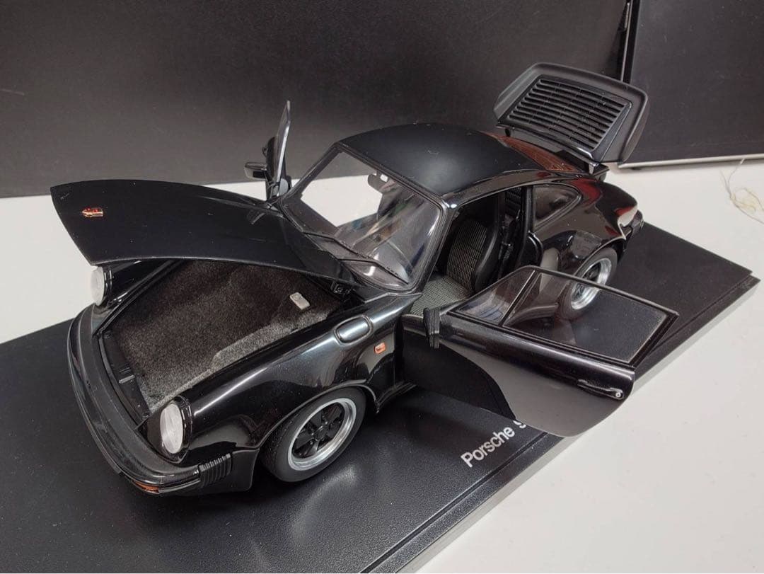 オートアート1/18ミニカー ポルシェ911　930ターボ　3.3