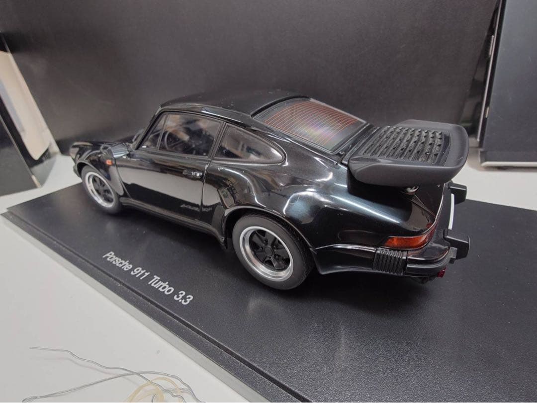 オートアート1/18ミニカー ポルシェ911　930ターボ　3.3