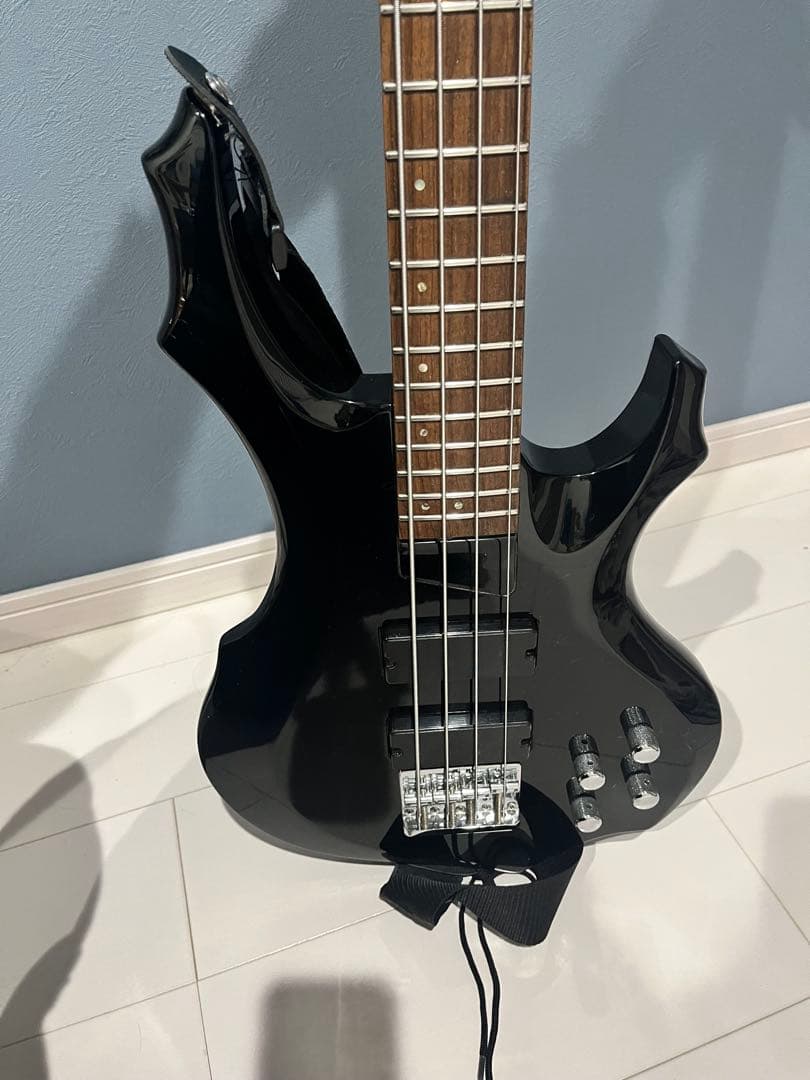 GrassRootsブラック エレキベース （肩ベルト・ソフトケース・コード付）