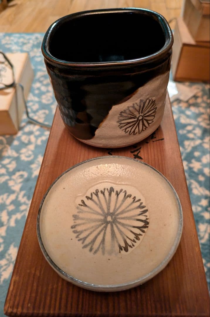 蔵出し 加藤菁山　古瀬戸黒菊花文向付　志野菊花文小皿　各五客