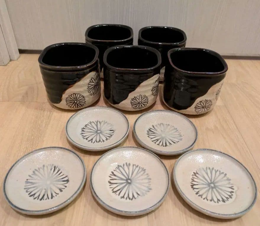 蔵出し 加藤菁山　古瀬戸黒菊花文向付　志野菊花文小皿　各五客