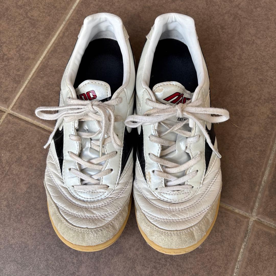 モレリア　フットサルシューズ　23.0cm