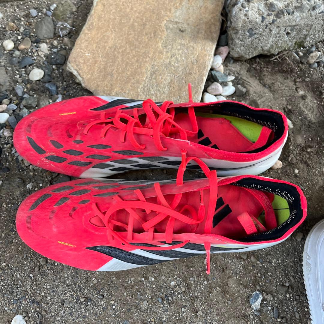 レッド スパイクシューズ