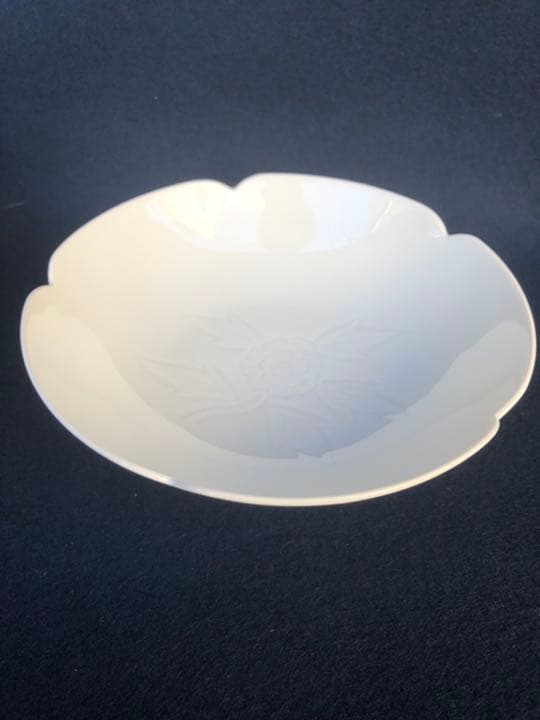 井上萬二作　白磁牡丹彫文　菓子鉢