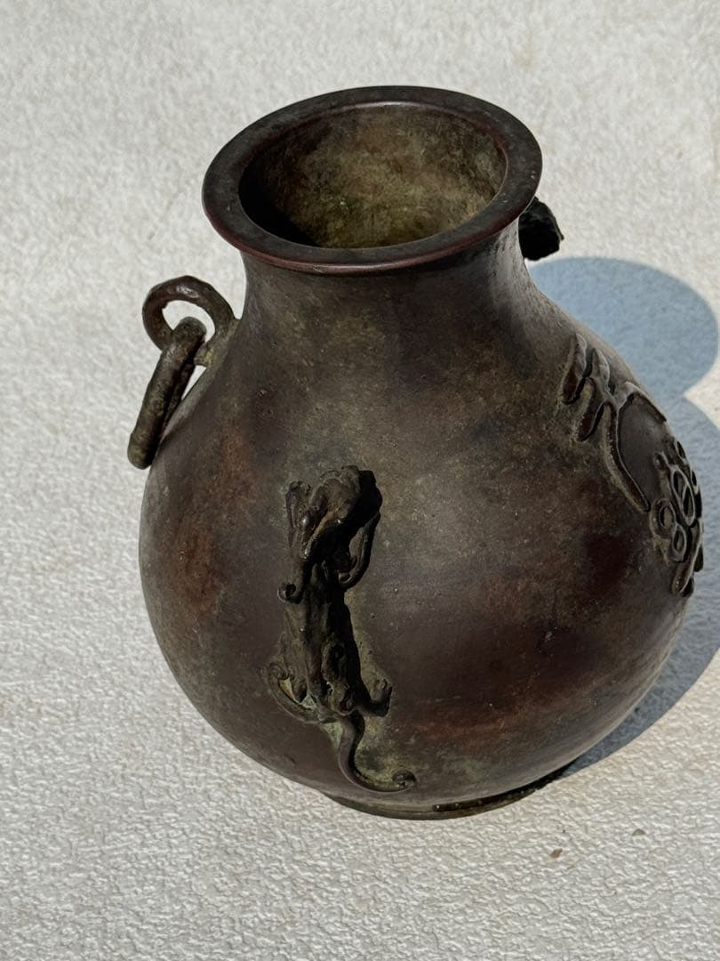 ブロンズ製花瓶 ドラゴンモチーフ