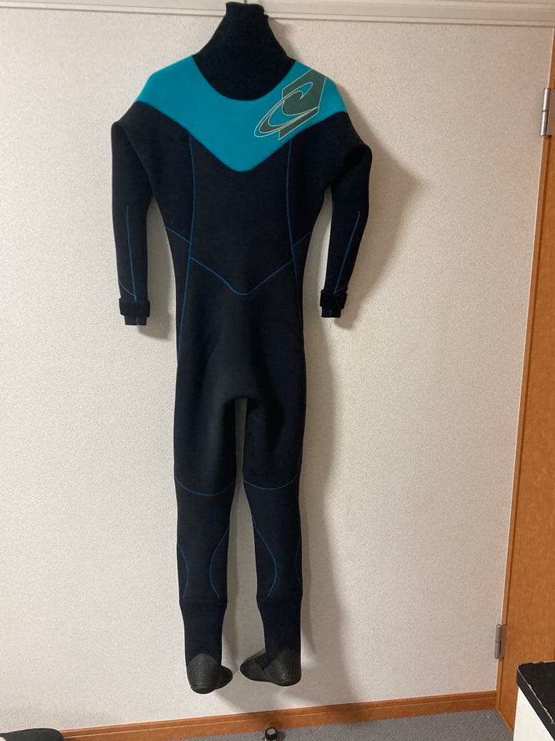 O'NEILlオニ-ルドライス-ツ　ネックエントリー　3ミリ 浸水は有りません。