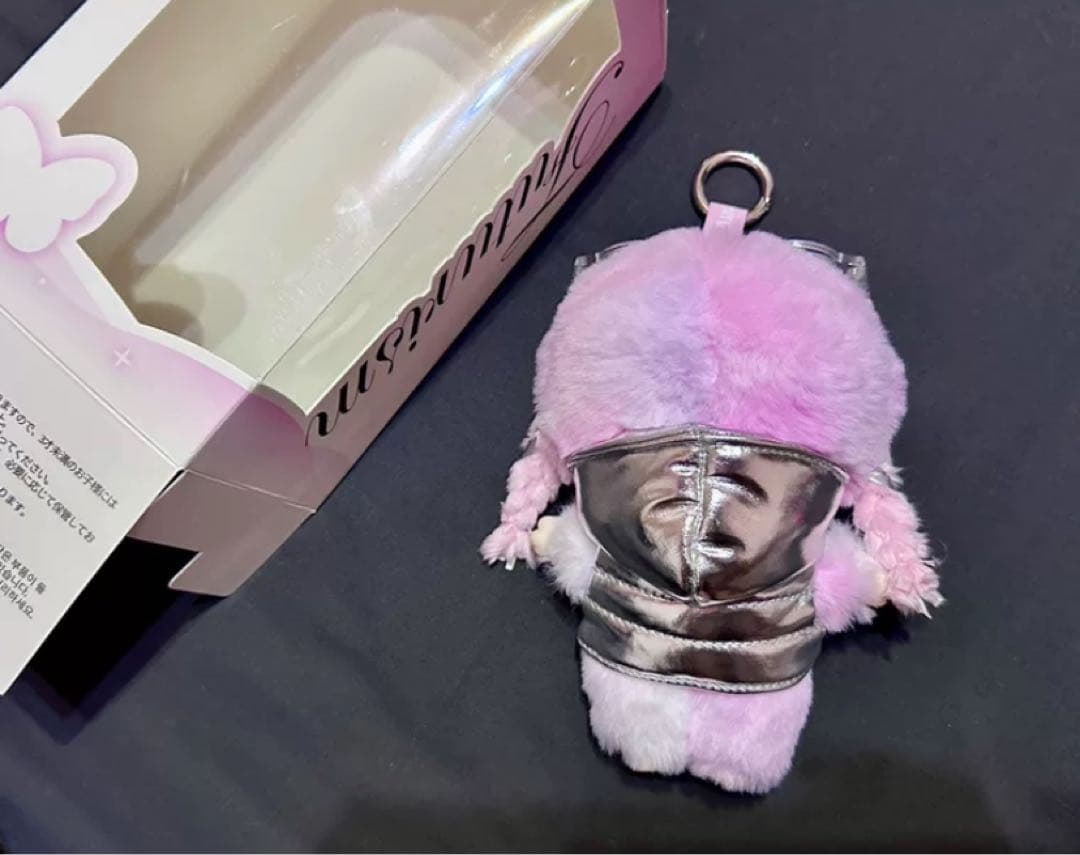 ポップマート海外限定新品‼️DORA TNTSPACE ぬいぐるみ