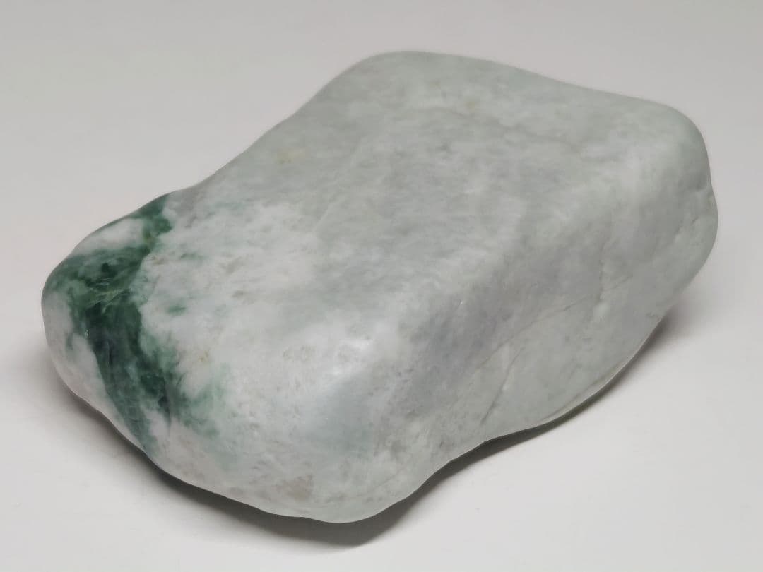 濃緑 140g 翡翠 ヒスイ 原石 鑑賞石 自然石 誕生石 鉱物 鉱石 水石