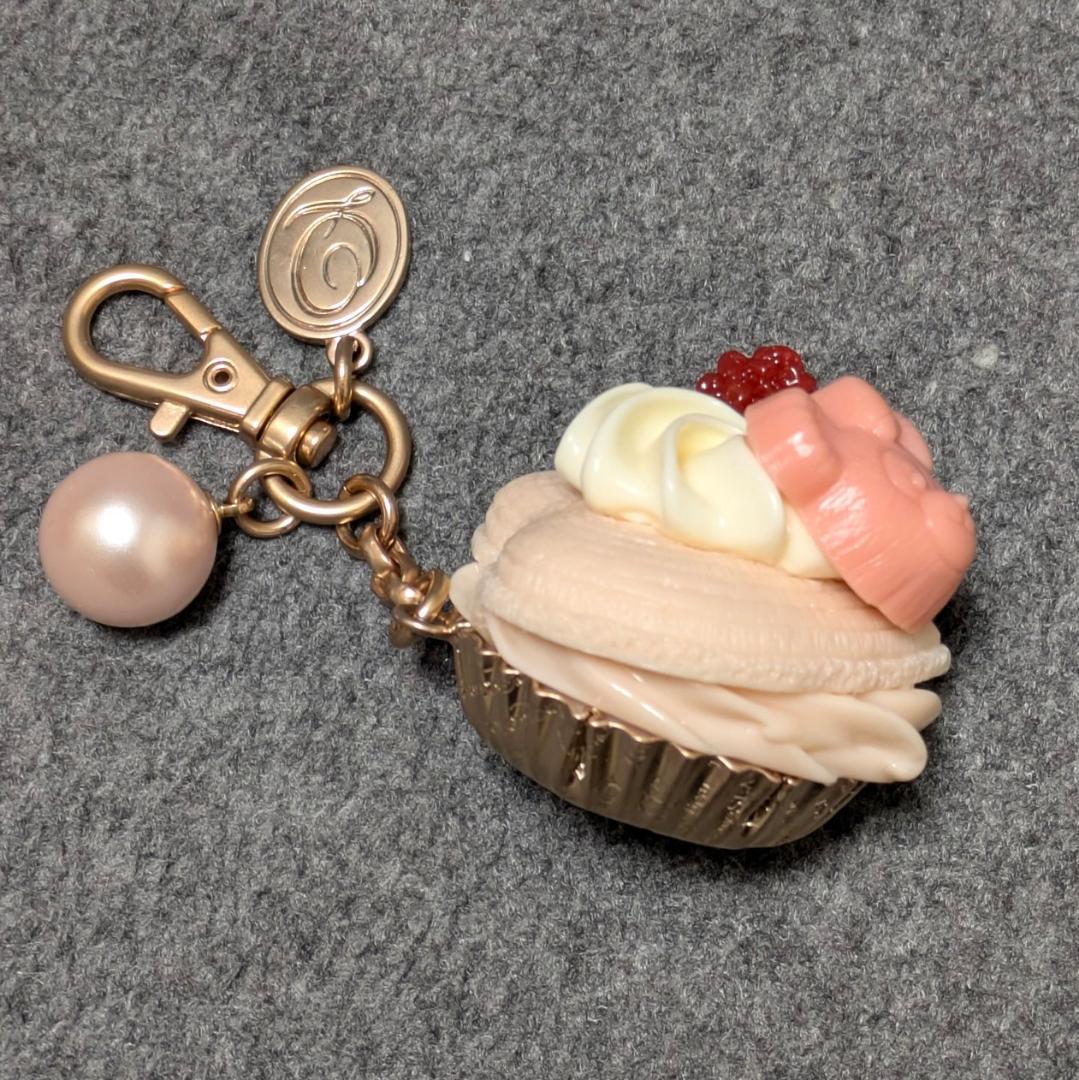 新品 Q-pot. シェリーメイ ラズベリーシェルマカロン バッグチャーム