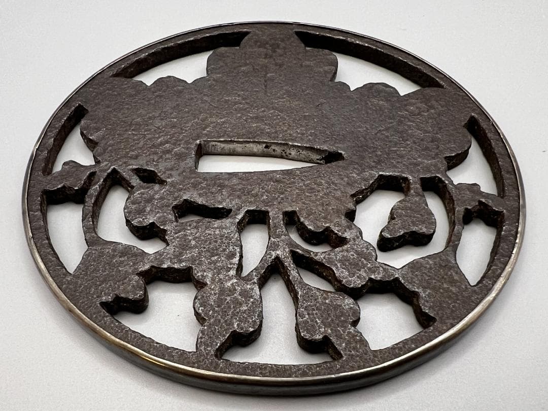 【海】室町時代　大振り　鉄地　桐花透　甲冑師鍔　鐔　銀枠　刀装具　専用箱付