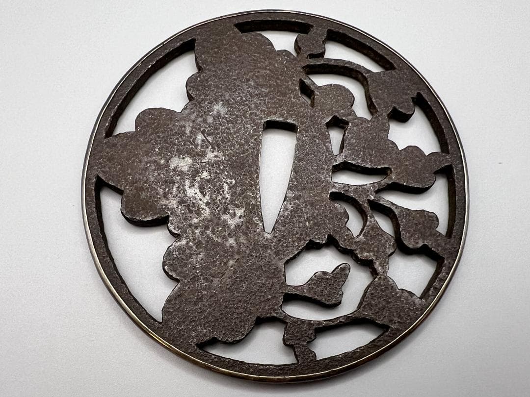 【海】室町時代　大振り　鉄地　桐花透　甲冑師鍔　鐔　銀枠　刀装具　専用箱付