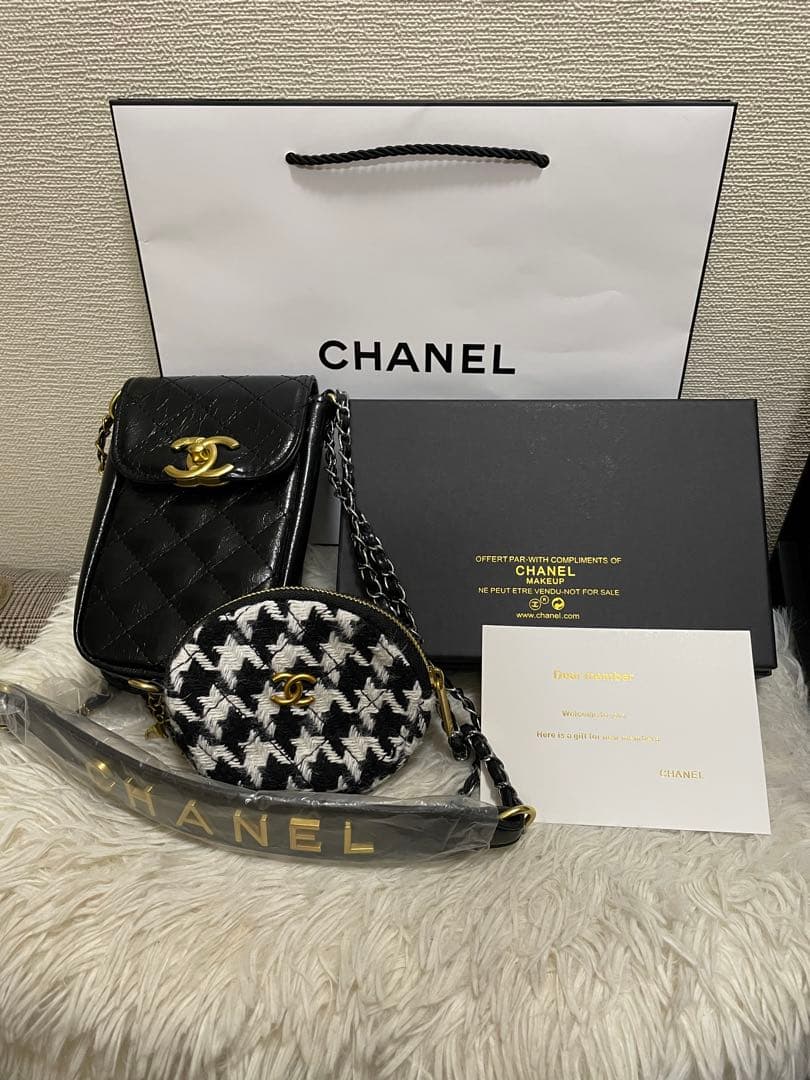 【新品】CHANEL スマホショルダ バックとミニポーチ ❣️