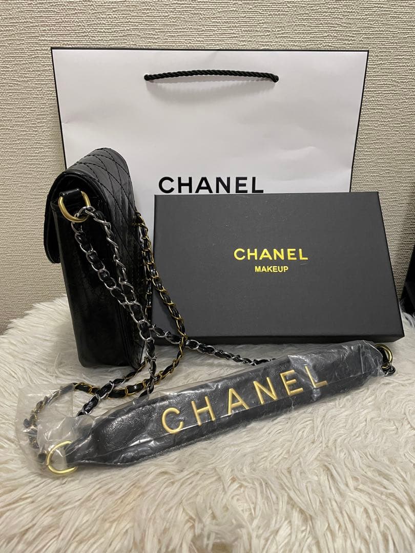 【新品】CHANEL スマホショルダ バックとミニポーチ ❣️