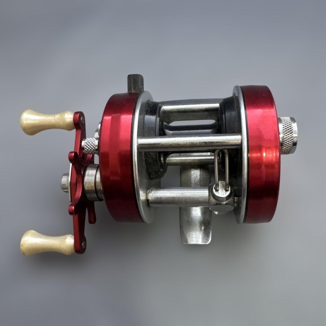 ABU 2500CIレッド　ワンオーナー超美品　試し投げ以降未使用