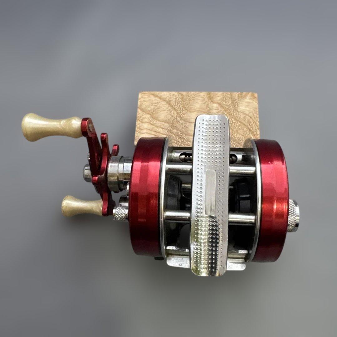 ABU 2500CIレッド　ワンオーナー超美品　試し投げ以降未使用