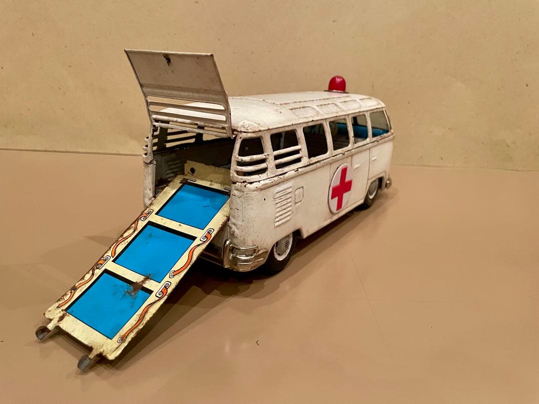 【Volkswagen】 フォルクワーゲン アンビュランス855ミニカー ブリキ