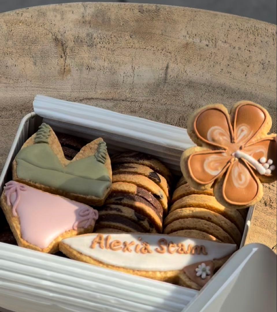 アリシアスタン　缶　クッキー　コラボ　クッキーマジック　ビキニ　水着　限定50