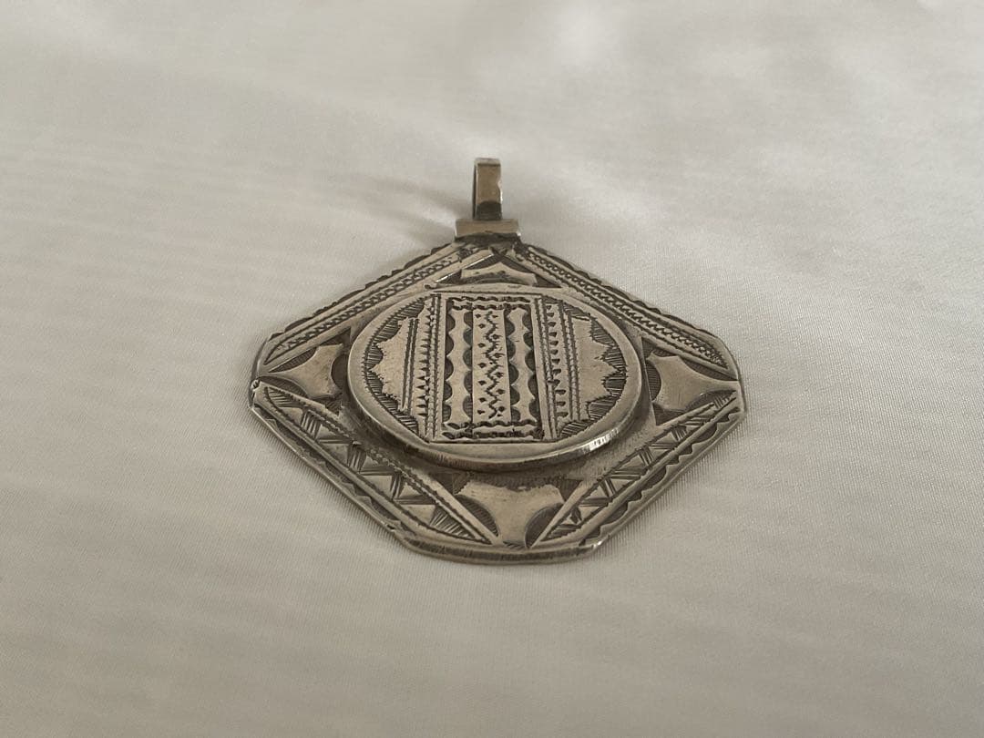 ☆ヴィンテージ！モロッコ「トゥアレグ族 銀細工」ペンダントヘッド/手彫り③