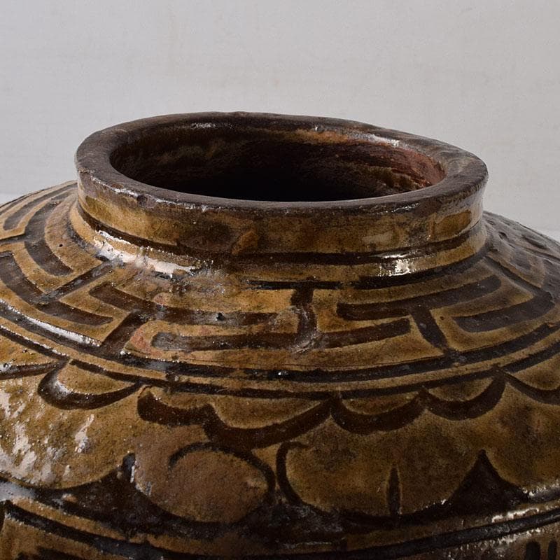 琉球陶器　壺屋焼　褐釉掻き落とし花文壺　時代箱　C　7752C