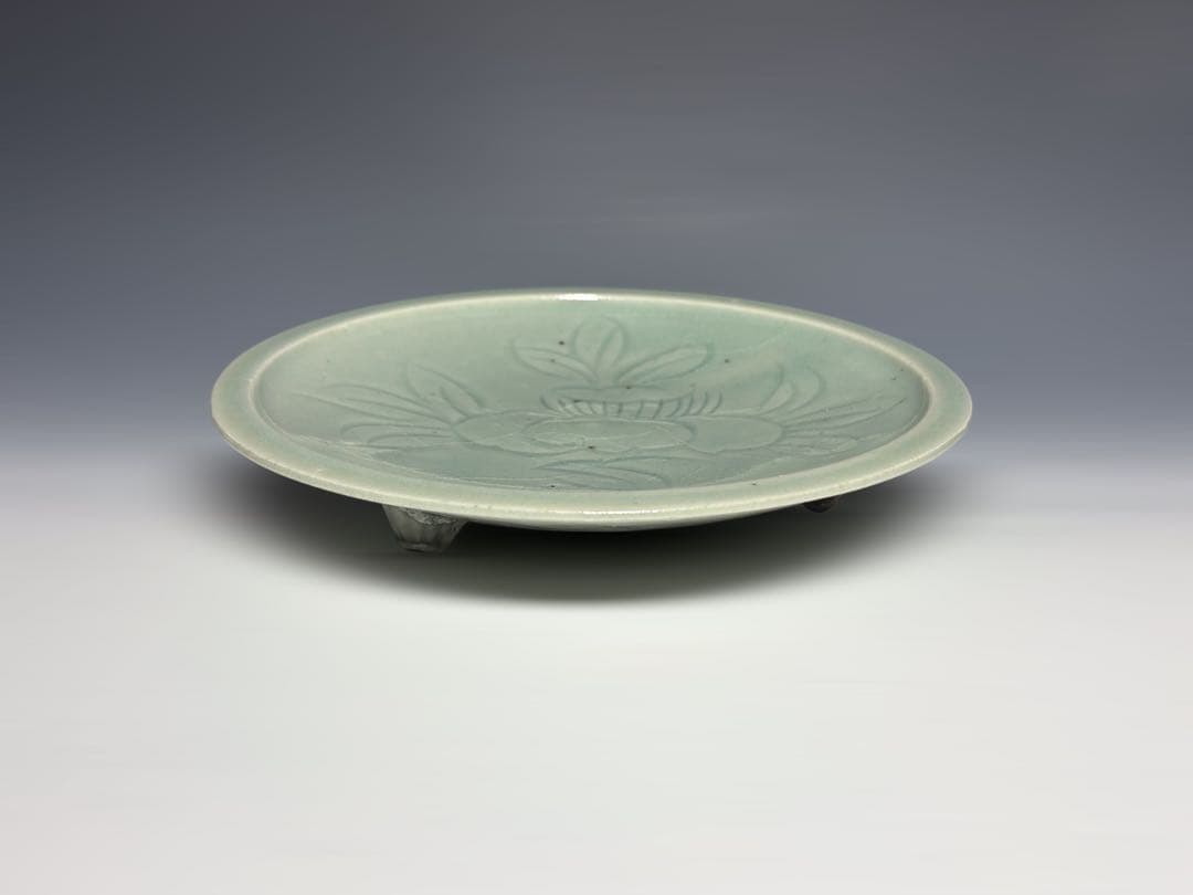 「初期伊万里」青磁箆彫椿文三足皿