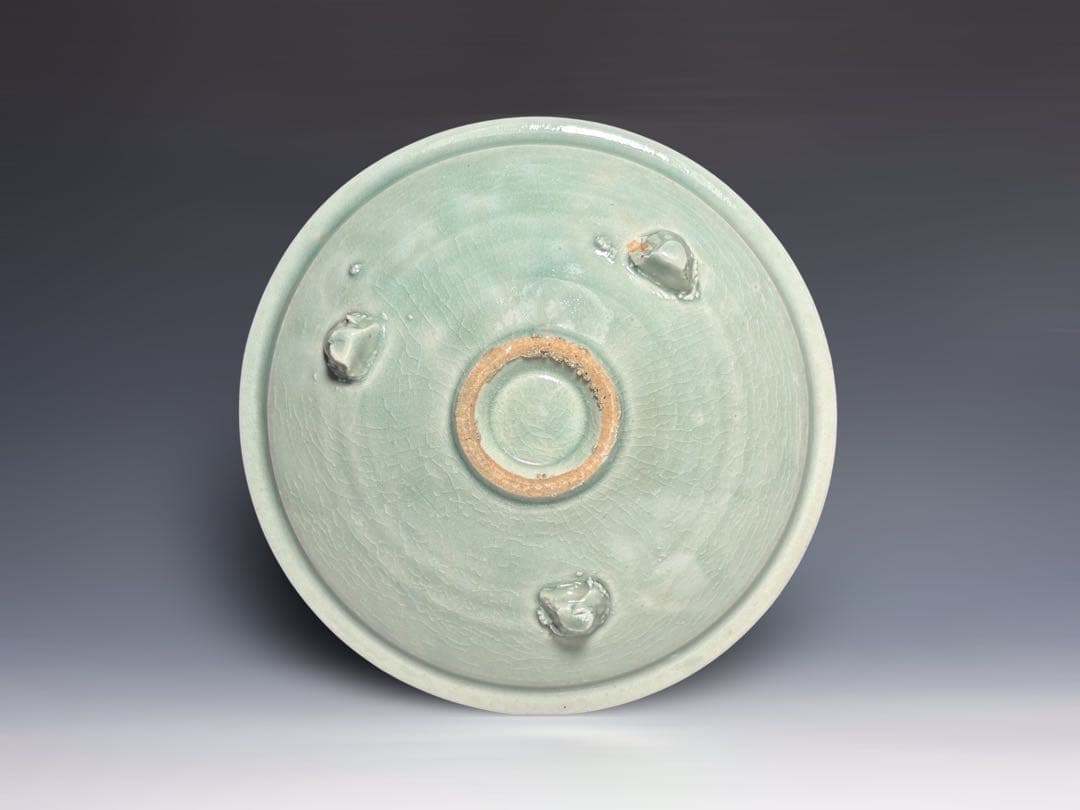 「初期伊万里」青磁箆彫椿文三足皿