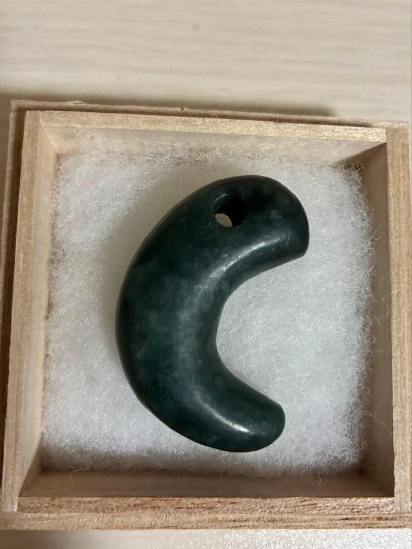 勾玉　翡翠　ヒスイ　縄文弥生期　出土品　宝石
