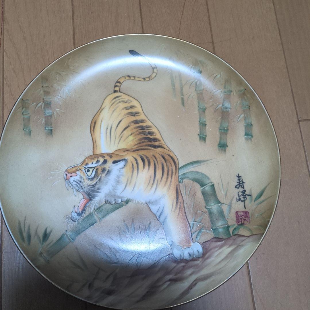 虎の絵柄 陶器の皿