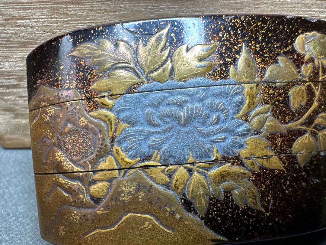 印籠　漆器　唐獅子牡丹　重箱 金色浮彫古美術品　骨董　アンティーク　彫刻 工芸品