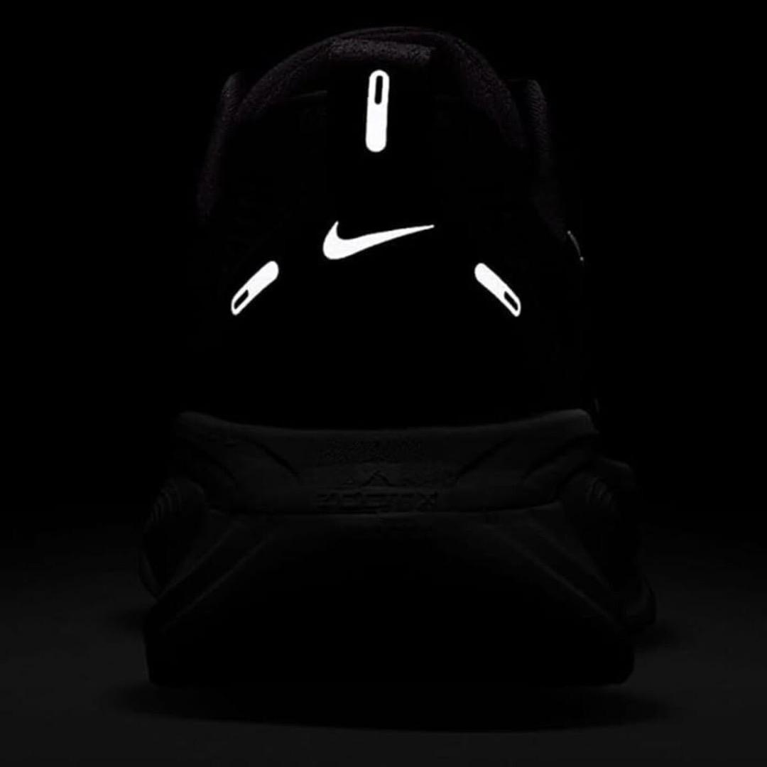 お買い得 1.6万購入2025年最新 NIKE Vomero ボメロ BLACK