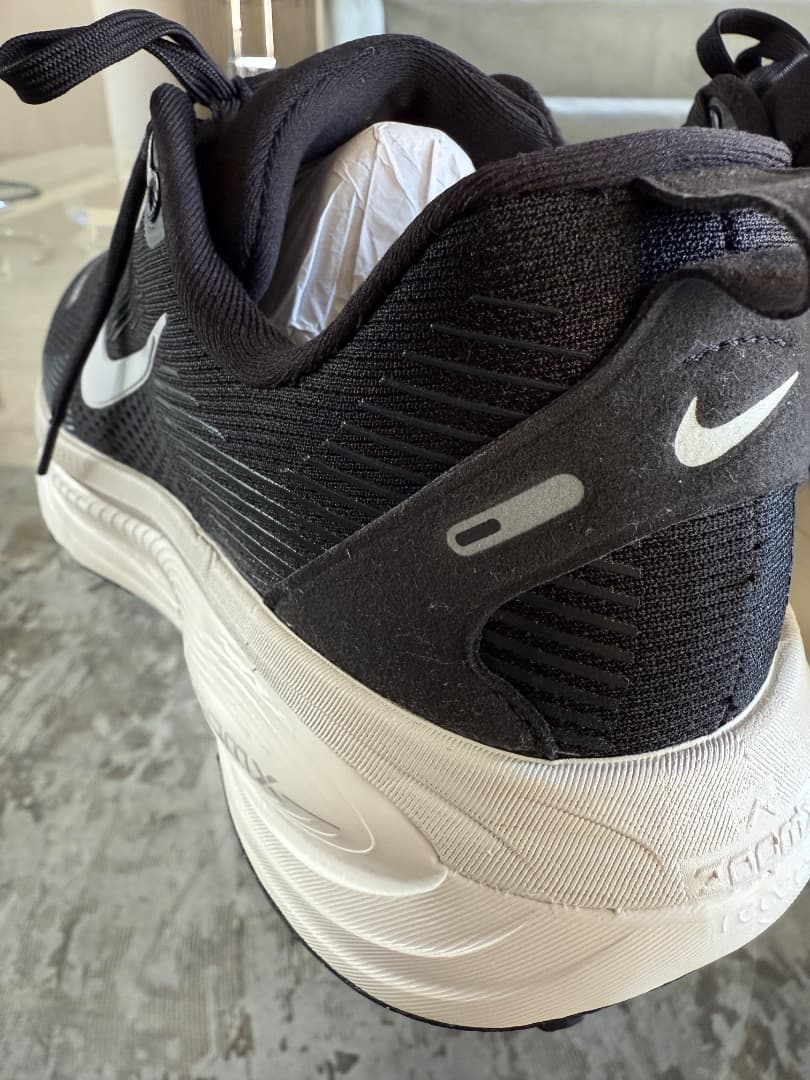 お買い得 1.6万購入2025年最新 NIKE Vomero ボメロ BLACK