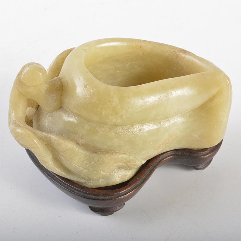 中国　玉石白玉彫刻　桃形　水孟　筆洗　唐木台・時代箱付　V　R7093
