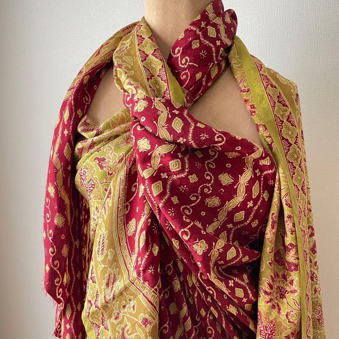 インドネシア　ジャガードシルク手描きバティック　レッド　グリーン