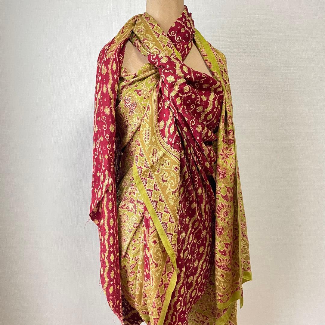 インドネシア　ジャガードシルク手描きバティック　レッド　グリーン