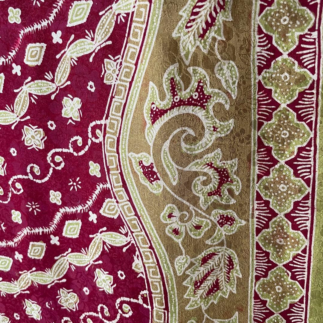 インドネシア　ジャガードシルク手描きバティック　レッド　グリーン