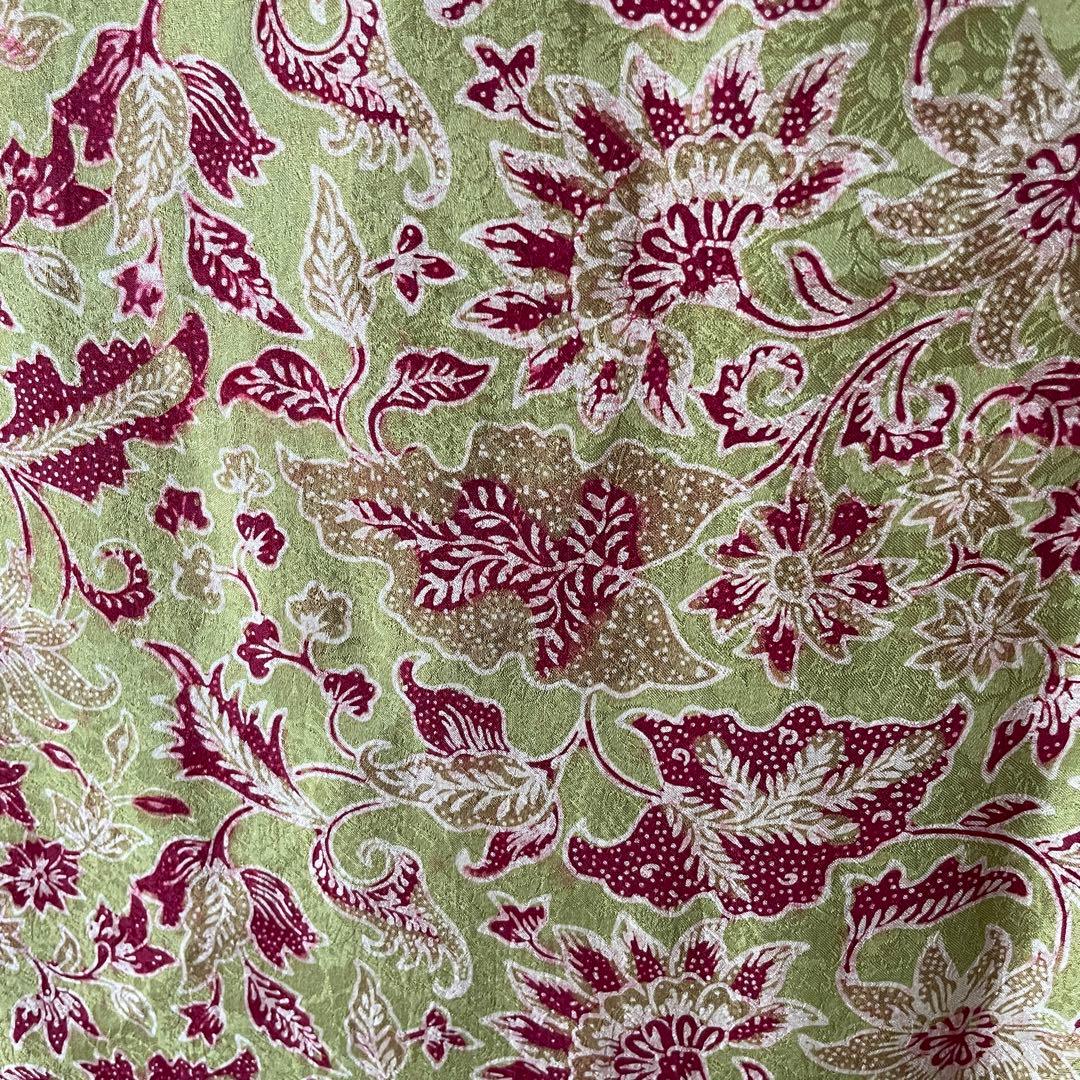 インドネシア　ジャガードシルク手描きバティック　レッド　グリーン