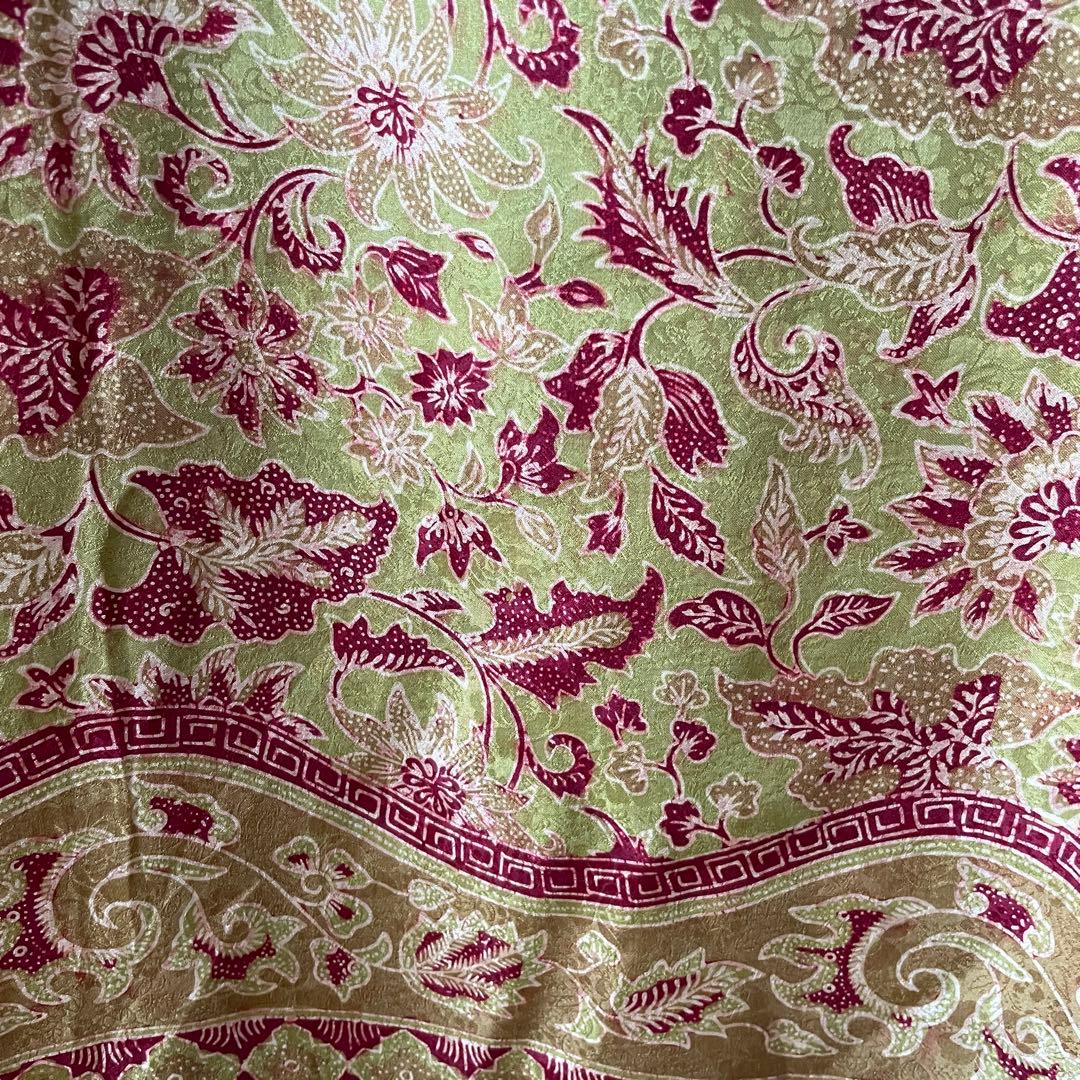 インドネシア　ジャガードシルク手描きバティック　レッド　グリーン
