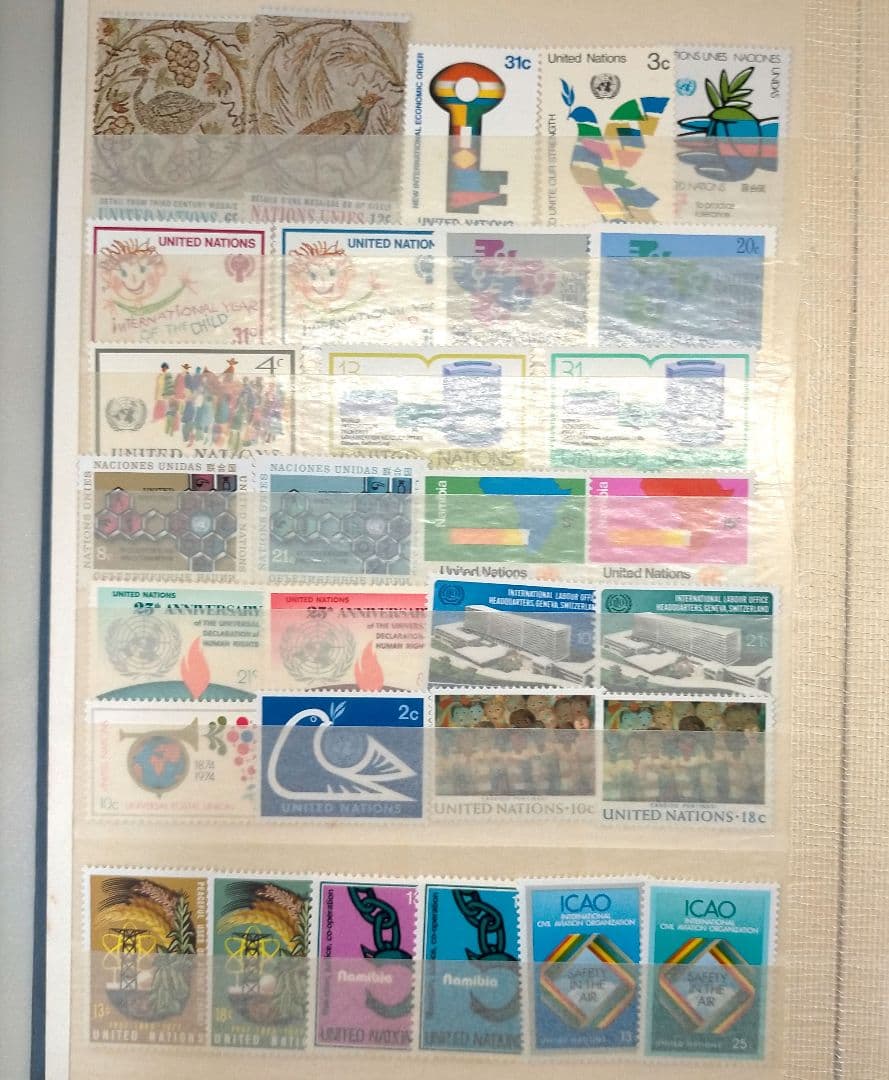 2253 外国切手 国連切手 大量まとめ16ぺ一ジ分全て未使用アルバム付き