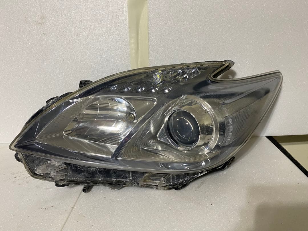 トヨタ プリウス 30系（ZVW30） 純正ヘッドライト 左右セット（ハロゲン）