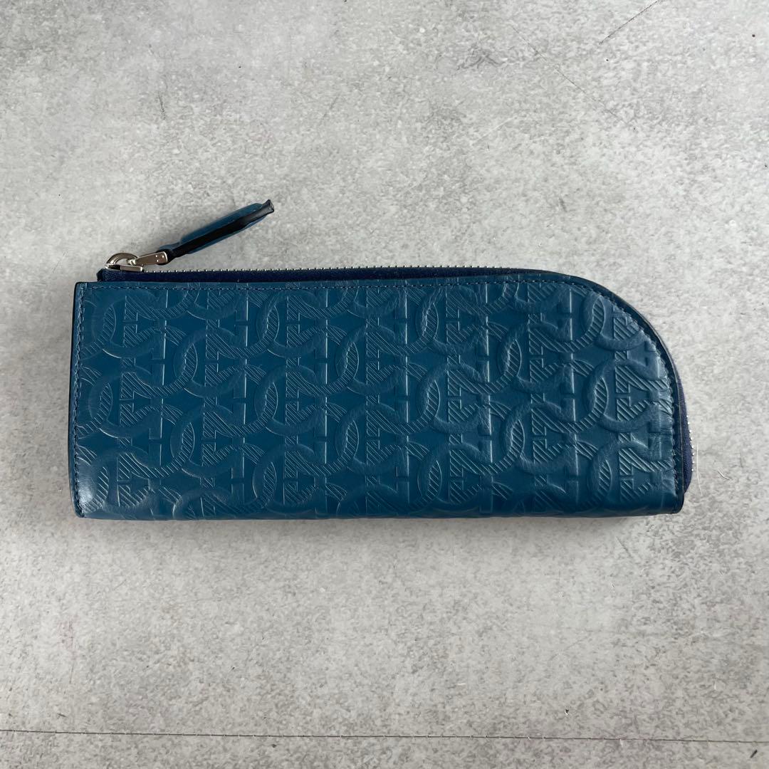 未使用級✨ サルヴァトーレフェラガモ 現行 ペンケース エンボス加工 レザー 青
