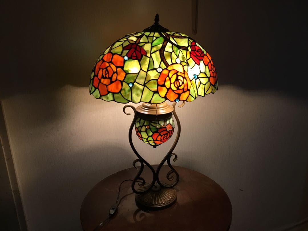 薔薇があでやかな大きなステンドグラス／宙に浮かぶ常夜灯がまるで浮かんでいる様