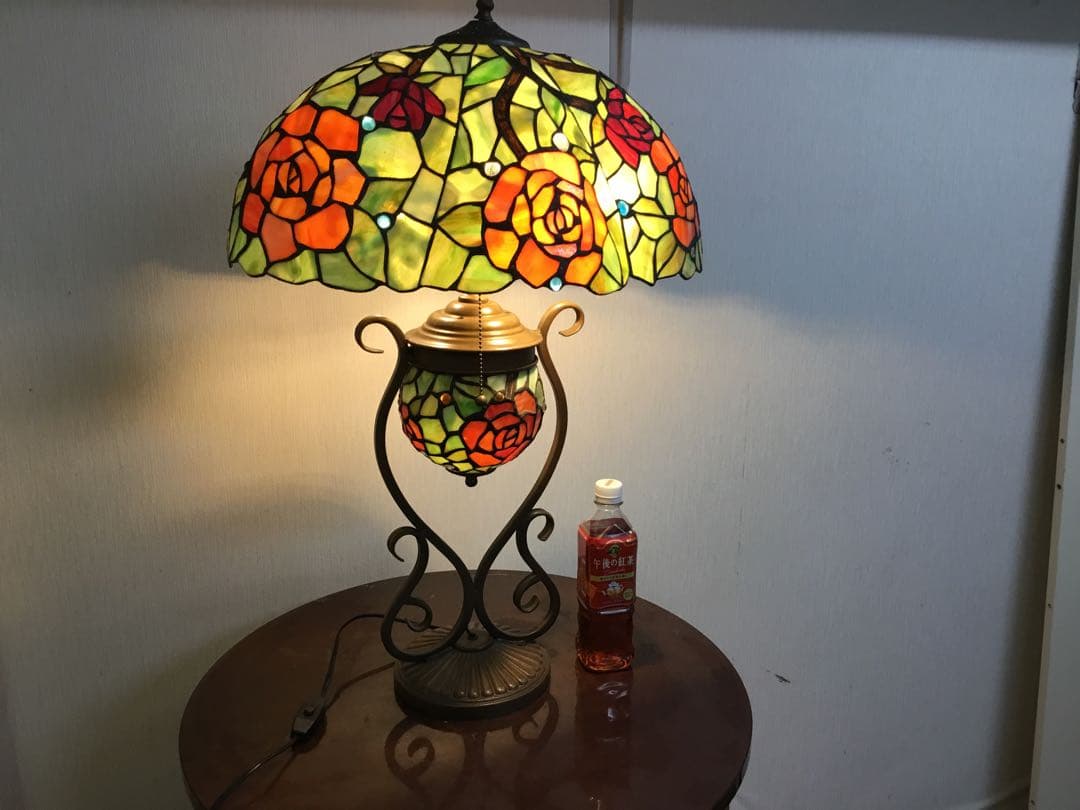 薔薇があでやかな大きなステンドグラス／宙に浮かぶ常夜灯がまるで浮かんでいる様