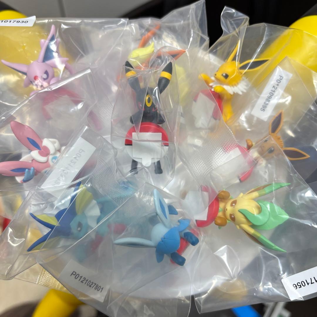 ピカチュウ　特大　ソフビフィギュア　ブイズ　進化形　街歩きちらりんフレンズ